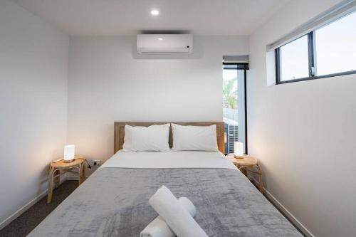 una camera con un grande letto e una finestra di Hidden 2BR1BA Apt w parking walk to Westfield a Brisbane