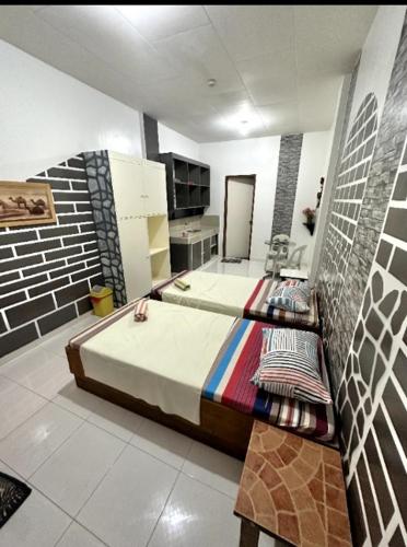 um quarto com uma cama grande num quarto em LindenApartment 