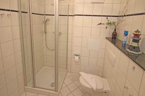 a bathroom with a shower and a toilet at Strandschloesschen-Haus-II-WE-3-9734 in Kühlungsborn