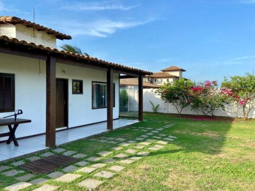 - une vue sur l'arrière-cour d'une maison dans l'établissement Casa Búzios pé na areia, à Búzios