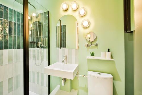 une salle de bain avec toilettes, lavabo et douche dans l'établissement WS Louvre - Saint-Roch, à Paris