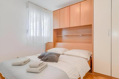 um quarto com uma cama branca e toalhas em SEASCAPE em Split
