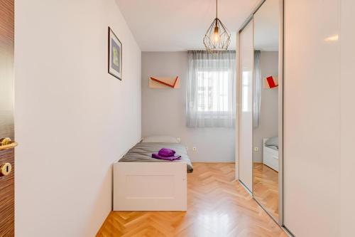 Dormitorio pequeño con cama y espejo en SEASCAPE en Split