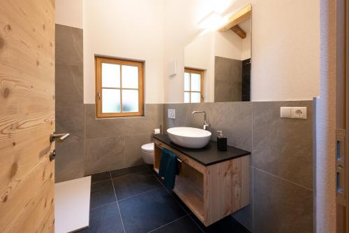 La salle de bains est pourvue d'un lavabo et de toilettes. dans l'établissement Appartstube Wasserfallspitz, à Sand in Taufers