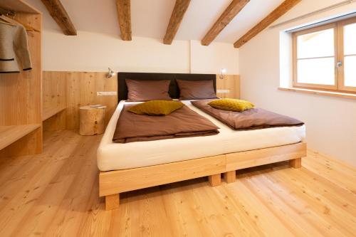 - une chambre avec un grand lit dans l'établissement Appartstube Wasserfallspitz, à Sand in Taufers