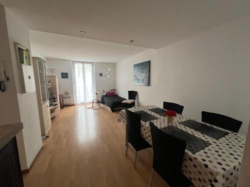 une salle à manger et un salon avec une table et des chaises dans l'établissement Luxe et charme Méditerranéen face à la promenade des Anglais, à Nice