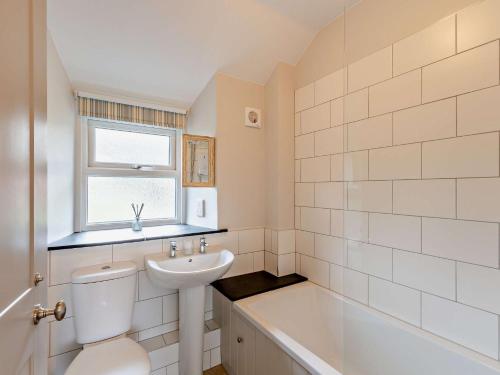 a bathroom with a sink and a toilet and a tub at 2 Bed in Keswick 90064 in Threlkeld