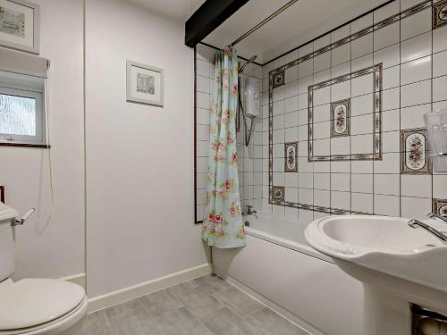 A bathroom at 1 Bed in Polperro 90170