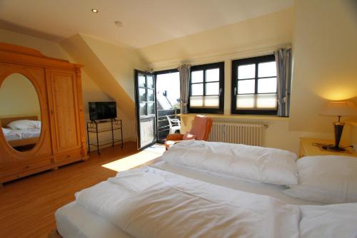 a living room with a bed and a mirror at Dünental 6b in Wenningstedt