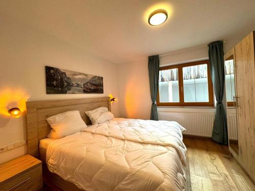 um quarto com uma cama e uma janela em Amazing Apartment with private garden em Neustift im Stubaital