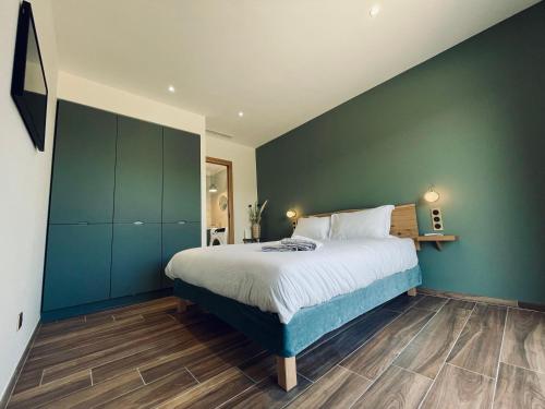 費加里的住宿－Domaine Aria di Terra*****，一间卧室设有一张床和绿色的墙壁