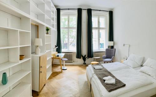 biała sypialnia z łóżkiem i kanapą w obiekcie Serviced Room im Herzen Berlin‘s w Berlinie