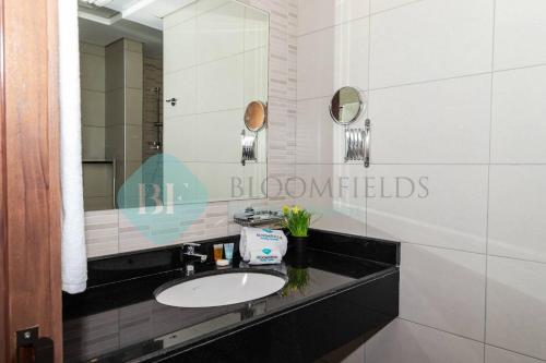 La salle de bains est pourvue d'un lavabo et d'un miroir. dans l'établissement Spacious Studio In Raha The View, à Abu Dhabi