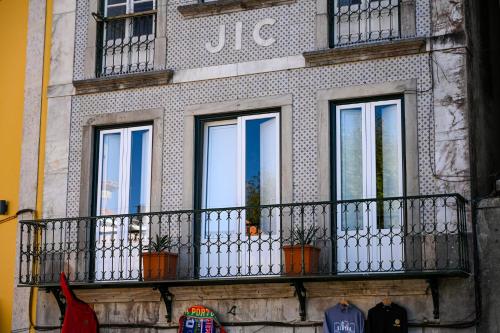 un edificio con ventanas y plantas en un balcón en Casa do Briamante 6, en Sintra