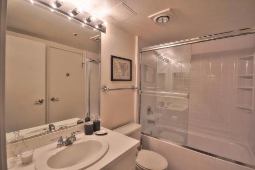 ein Bad mit einer Dusche, einem Waschbecken und einem WC in der Unterkunft South Beach 1br w heated pool nr att park SFO-1657 in San Francisco