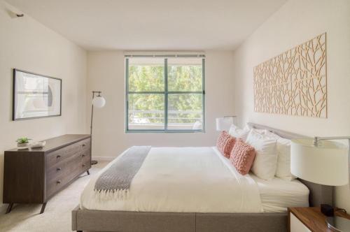 Un dormitorio con una cama grande y una ventana en South Beach 1br w on-site shops restaurants SFO-1659 en San Francisco