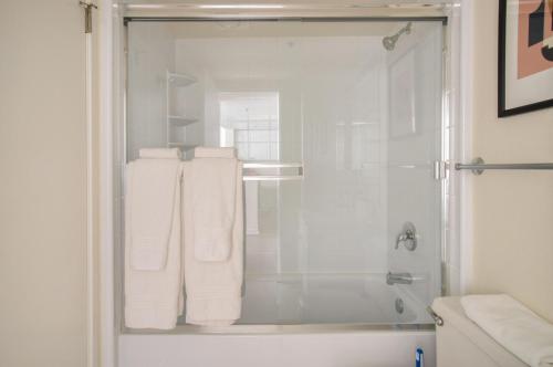 y baño con ducha y toallas blancas. en South Beach 1br w on-site shops restaurants SFO-1659 en San Francisco