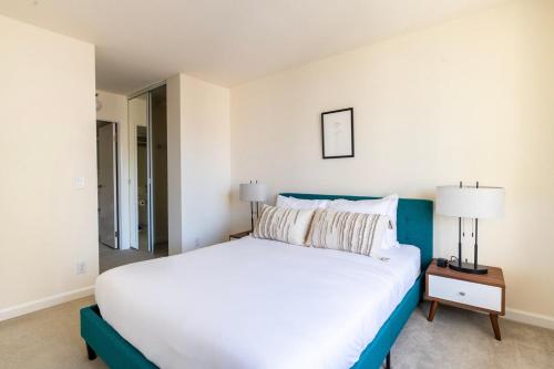 1 dormitorio con 1 cama blanca grande y 2 lámparas en South Beach 1br across the street from SF bay SFO-1661, en San Francisco