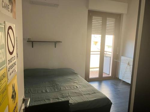 een slaapkamer met een bed in een kamer met een raam bij Casa Arnold in Ancona