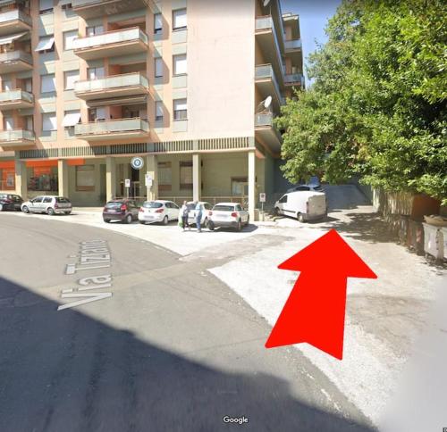 een rode pijl op een straat met een gebouw bij Casa Arnold in Ancona
