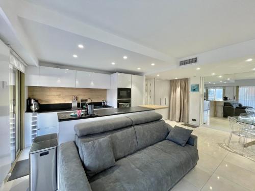 un salon avec un canapé et une cuisine dans l'établissement Branly 4, by Welcome to Cannes, à Cannes