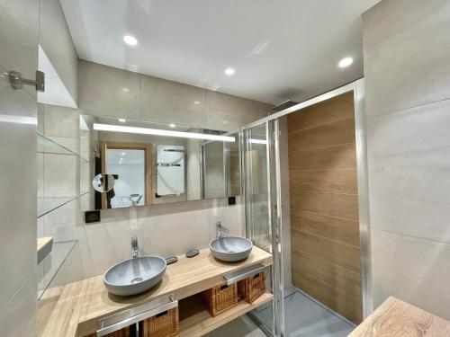 une salle de bain avec deux lavabos et un miroir dans l'établissement Branly 4, by Welcome to Cannes, à Cannes