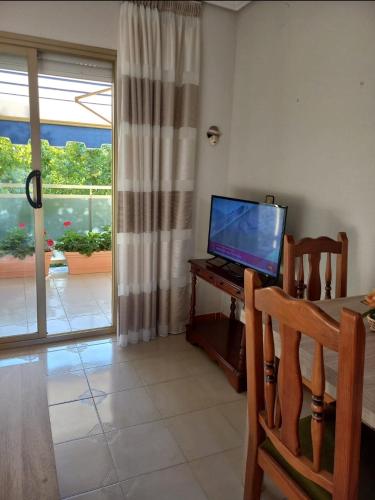 ein Wohnzimmer mit einem Tisch und einem Laptop darauf in der Unterkunft Studio 250m zum strand in Salou