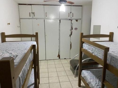 um quarto com 2 beliches e um frigorífico em Apartamento na orla de Olinda em Olinda