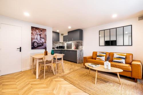 un salon avec un canapé et une table dans l'établissement Bel appartement parisien, à Paris