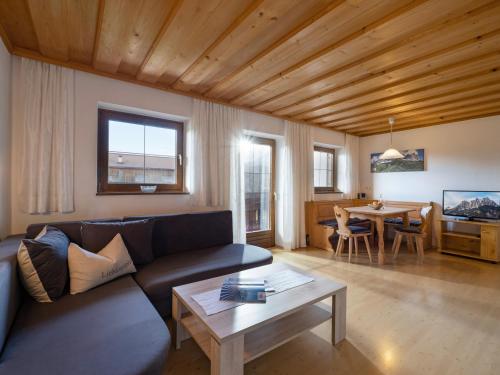 una sala de estar con un sofá y una mesa en Kröpflhof, en Sankt Johann in Tirol