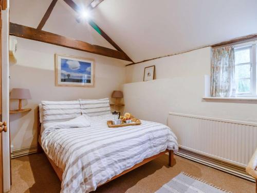 een slaapkamer met een bed en een dienblad bij 2 Bed in Abergavenny 90234 in Llanvetherine