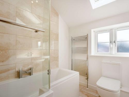 La salle de bains est pourvue de toilettes et d'une douche en verre. dans l'établissement 3 Bed in Newport 90245, à Newport