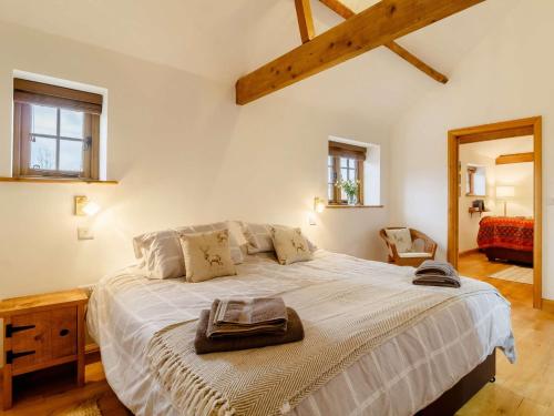 sypialnia z dużym białym łóżkiem w pokoju w obiekcie 1 Bed in Burgh St Peter 90192 w mieście Burgh Saint Peter