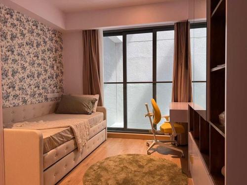 uma sala de estar com um sofá e uma janela em Luxurious 3-Bedroom in Hulhumalé em Hulhumale