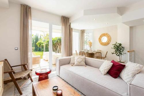 sala de estar con sofá y mesa en Sunny Home, en Benalmádena