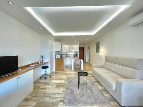un salon avec un canapé et une cuisine dans l'établissement Studio Grand hôtel Croisette, by Welcome to Cannes, à Cannes