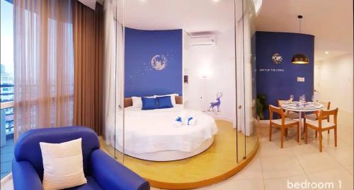 1 dormitorio con 1 cama y 1 mesa con comedor en The One Sai Gon - Milky Way 2 Bedrooms, en Ho Chi Minh