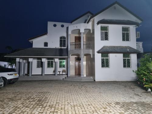 Φωτογραφία από το άλμπουμ του 64 ZENJ HOUSE Luxury AIRPORT HOTEL σε Mbweni