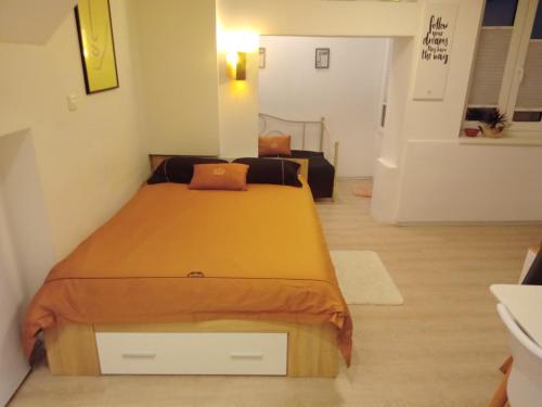 ein Schlafzimmer mit einem großen Bett in einem Zimmer in der Unterkunft HappyGuest Apartment in Koper