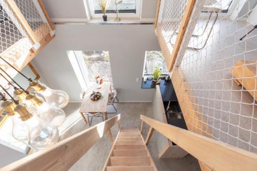 een uitzicht op de trap in een tiny house bij Tinyhouse Fofteinbutze in Nordstrand