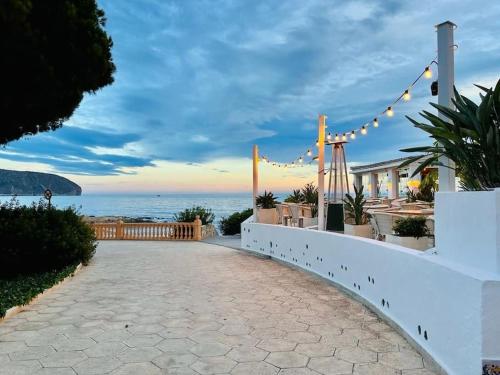 a pathway leading to a beach with a string of lights at Luxe appartement op 50 meter van zee in Moraira in Moraira