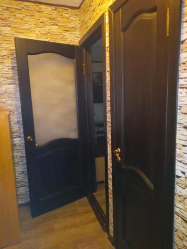 una porta aperta con specchio in una stanza di 2- ух комнатная квартира a Turksib
