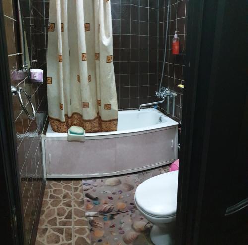 y baño con bañera, aseo y ducha. en 2- ух комнатная квартира, en Turksib