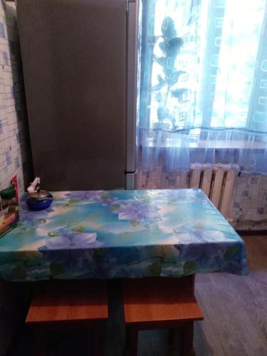 una mesa con un mantel azul encima en 2- ух комнатная квартира, en Turksib
