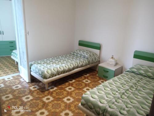 Casa SantaにあるCasa Santa Ericeのベッドルーム1室(ベッド2台、鏡付)
