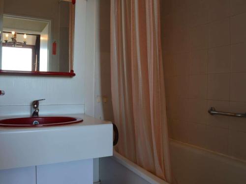 une salle de bain avec un lavabo et un rideau de douche dans l'établissement Appartement 2 pièces avec parking, terrasses, animaux admis à 100m de la plage - FR-1-225D-10, à Saint Cyprien Plage