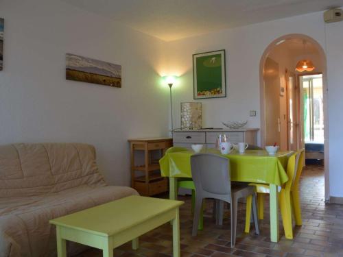 - un salon avec une table verte et un canapé dans l'établissement Appartement T2 Cabine 6 pers proche plage, parking, BBQ - FR-1-225D-4, à Saint Cyprien Plage