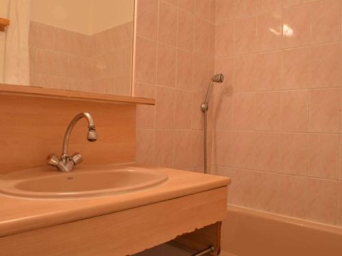 une salle de bain avec un lavabo et une douche dans l'établissement Appartement T2 Cabine 6 pers proche plage, parking, BBQ - FR-1-225D-4, à Saint Cyprien Plage