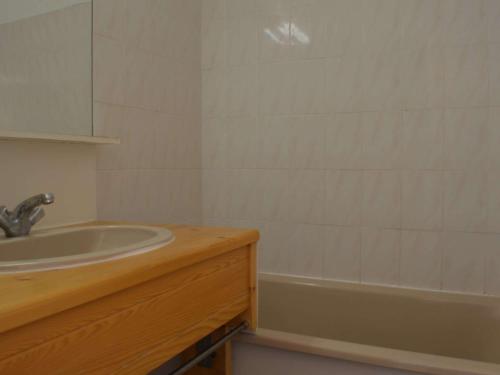 une salle de bain avec un lavabo et une baignoire dans l'établissement Appt charmant 2P avec terrasse, proche plage, parking, BBQ - Saint-Cyprien Plage - FR-1-225D-34, à Saint Cyprien Plage