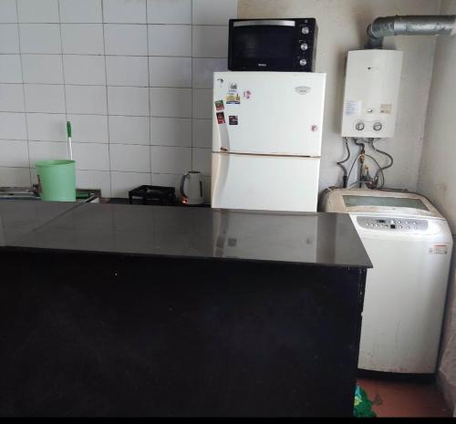 uma cozinha com um frigorífico e uma máquina de lavar roupa em Casa yeici em Viña del Mar